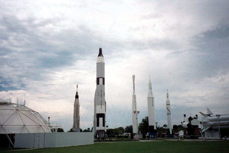 Alte Raketen neben dem John F. Kennedy Space Center in Cape Canaveral