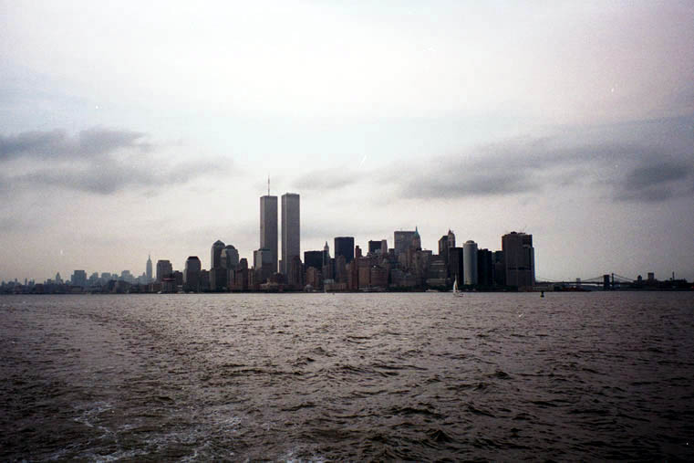 Die Skyline von New York vom Schiff aus gesehen