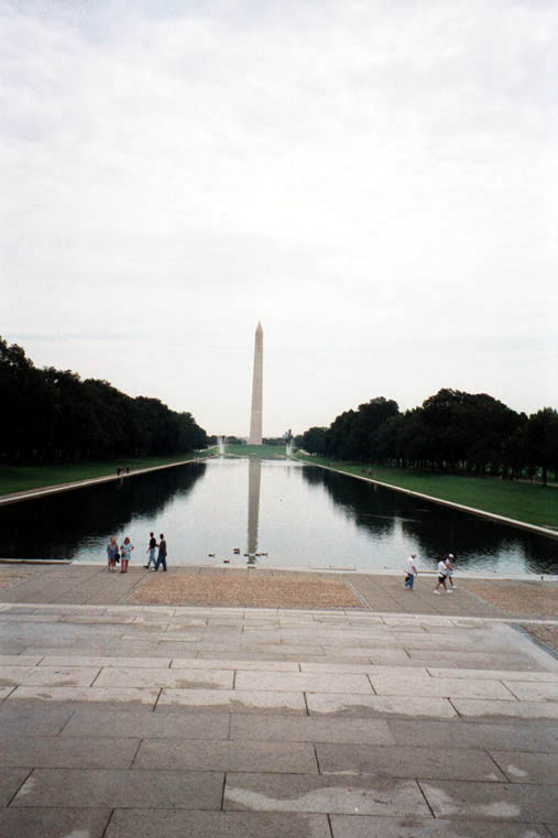 Der Reflecting Pool erstreckt zwischen den dem Lincoln und Washington Memorial.