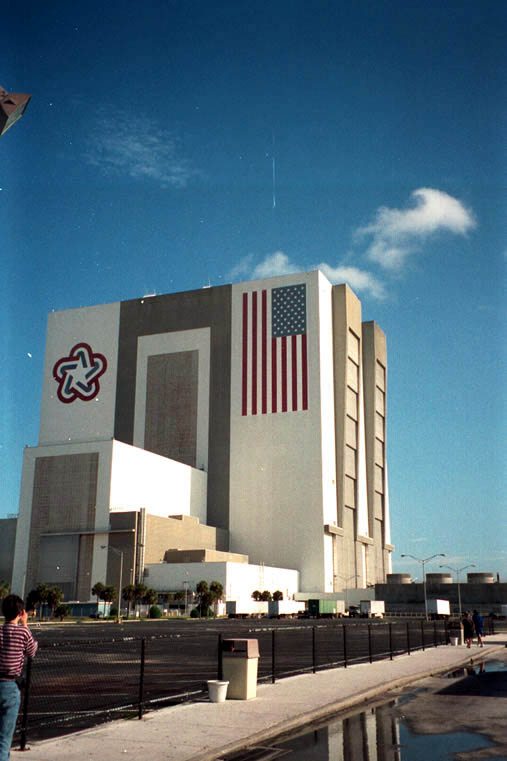 John F. Kennedy Space Center in Cape Canaveral. Diese gewaltige Halle stammt nur aus der Zeit der Saturn V Trägerrakete. Heute findet hier die Endvorbereitung der Space Shuttles statt.