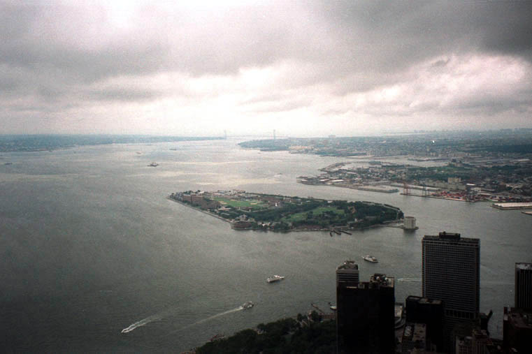 Ausblick von der Besucherplattform des World Trade Centers. Im Mittelpunkt des Bildes ist Ellis Island zu sehen.