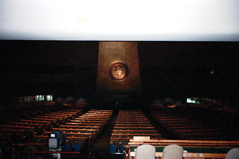 Ein keineswegs gelungenes Foto des großen Sitzungssaals der Vereinten Nationen