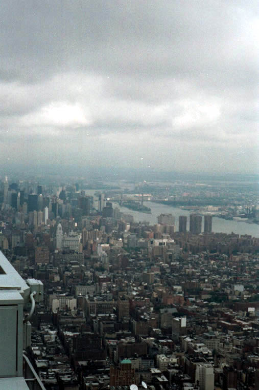 Leider nur sehr diesige Sicht vom Dach eines der beiden WTC Tower. Der Blick geht nach Norden über Manhatten hinweg.