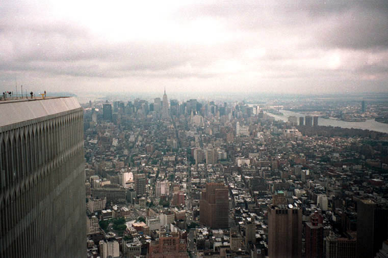 Sicht von der Besucherplattform des World Trade Centers (WTC) nach Norden. Links ist der zweite Tower des WTC zu sehen. Der Blick über ganz Manhatten hinweg. Im Norden sieht man die Skyline der Wolkenkratzer rund um das Empire State Building.
