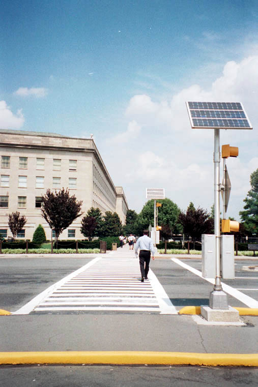 Fußgängerübergang neben dem Pentagon. Die Warnlampen werden sogar von Solarzellen versorgt.