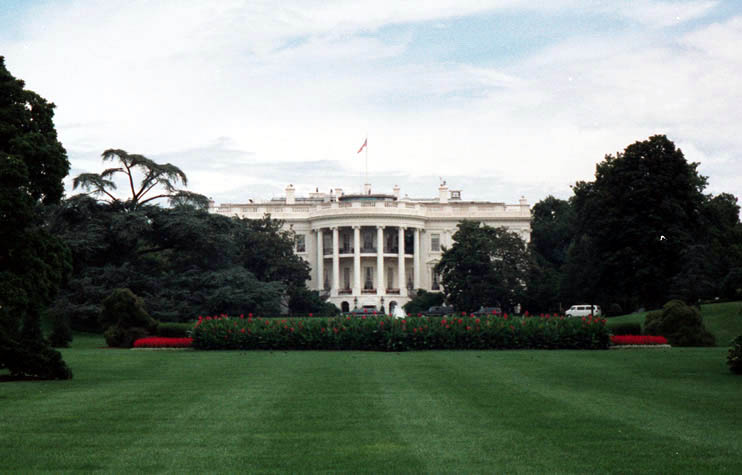 Das Weiße Haus ist umgeben von einem kleinen Park