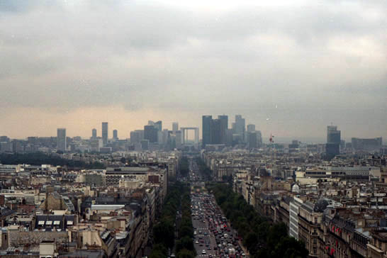 Blick vom Arc de Triomphe zum Stadtviertel La Défense