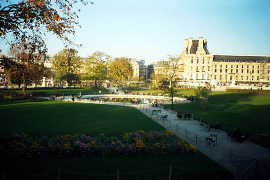 Park in front on the Musée du Louvre