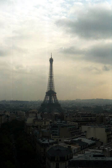Der Eiffelturm. Erbaut von Gustave Eiffel & Cie im Jahr zwischen 1887 und 1889.
Gesamtgewicht: 10.100 TonnenHöhe: 324m (inklusive Fahnenmast)