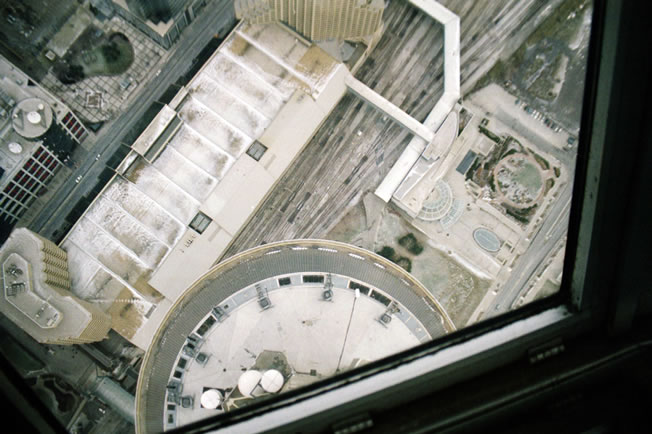 CN Tower& - Senkrecht durch eine Glasscheibe hinab