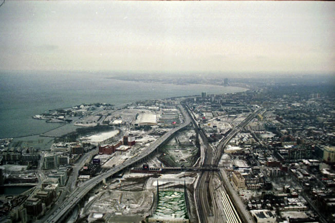 Blick auf das Bahnhofsviertel und die Autobahn von Toronto