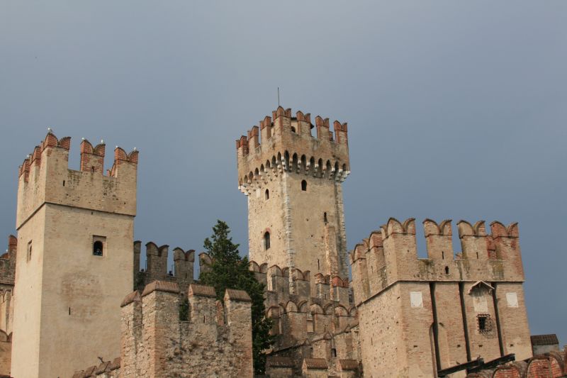 Die Scaligerburg (Castello Scaligero) mit einem großen Hafenbecken und einer Ringmauer schließt das Städtchen vom Festland ab. Sie wurde im 13. Jahrhundert auf Wunsch des Stadtherrn von Verona, des Mastino I. della Scala, auf dem ersten der drei Hügel erbaut. Sie diente vorrangig zur Verteidigung und Machtdemonstration der Scaliger und prägt heute das Bild von Sirmione. Über eine Zugbrücke gelangt man durch ein Portal mit den Wappen der Scaliger und der Venezianer in die Burg, von der aus man den Zugang zur Ortschaft kontrollieren konnte. Bei einem Rundgang über die Wehrgänge und durch die Ecktürme kann sich der Besucher ein Bild von dem ausgeklügelten Verteidigungssystem aus dicken Mauern, Treppen und Zugbrücken machen. Die Burg bietet einen Blick auf den Hafen von Sirmione, der ebenfalls von den Scaligern angelegt wurde.