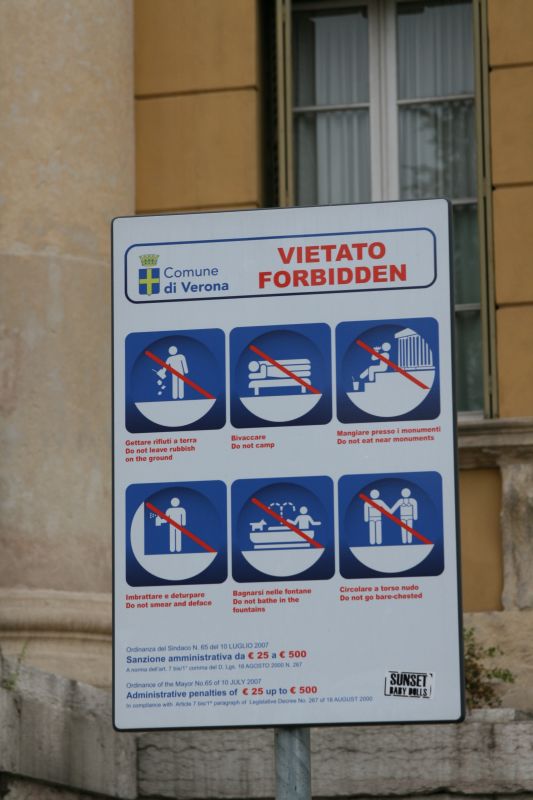 Verbotsschild in Verona mit zahlreichen Dingen, die auf den öffentlichen Plätzen verboten ("vietato") sind