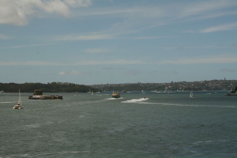 Blick hinaus auf den Hafen durch die Panoramascheiben des Sydney Opernhauses