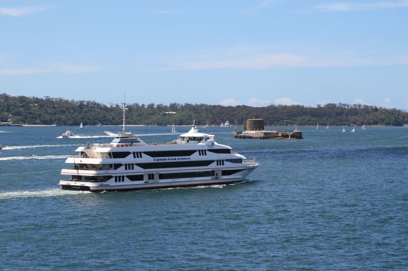 Captain Cook Ausflugsschiff im Hafen von Sydney