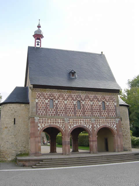 Die "Königshalle" des Klosters Lorsch. Das karolingische Torhalle ist der älteste vollständig erhaltene Steinbau der nachrömischen Zeit in Deutschland.