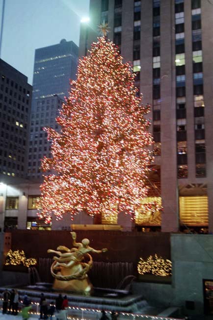 Unscharfes Foto des Weihnachtsbaums vor dem Rockefeller Center