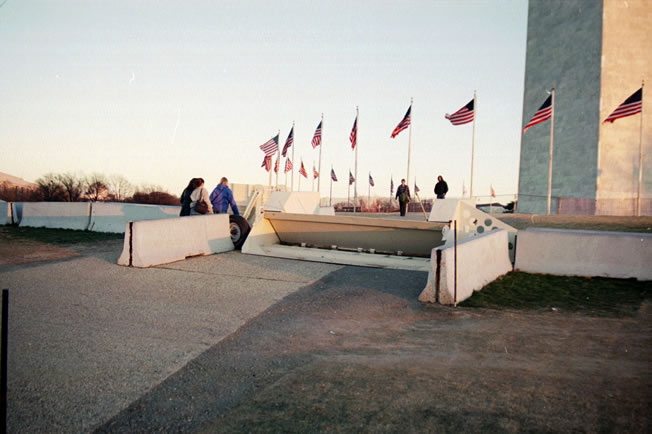 Panzersperren rund um das Washington Memorial