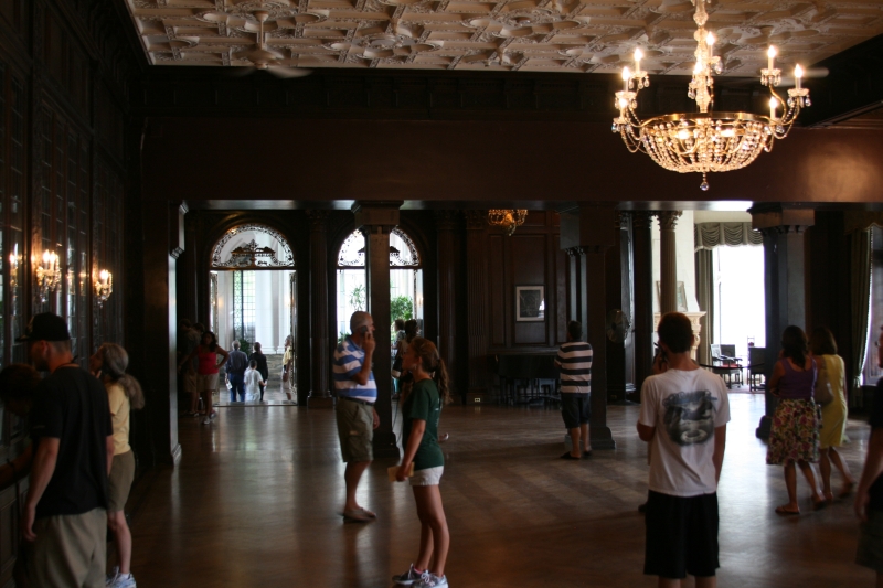 Casa Loma (span. „Haus auf dem Hügel“) ist ein burgartiges Herrenhaus in Toronto, Kanada, das von 1911 bis 1914 von Sir Henry Pellatt für ca. 3,5 Millionen kanadische Dollar als Wohnhaus erbaut wurde.