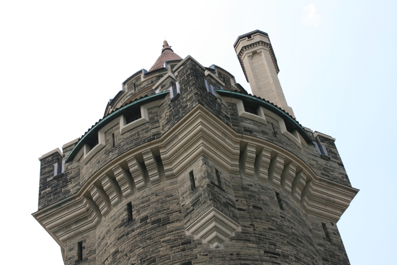 Casa Loma (span. „Haus auf dem Hügel“)