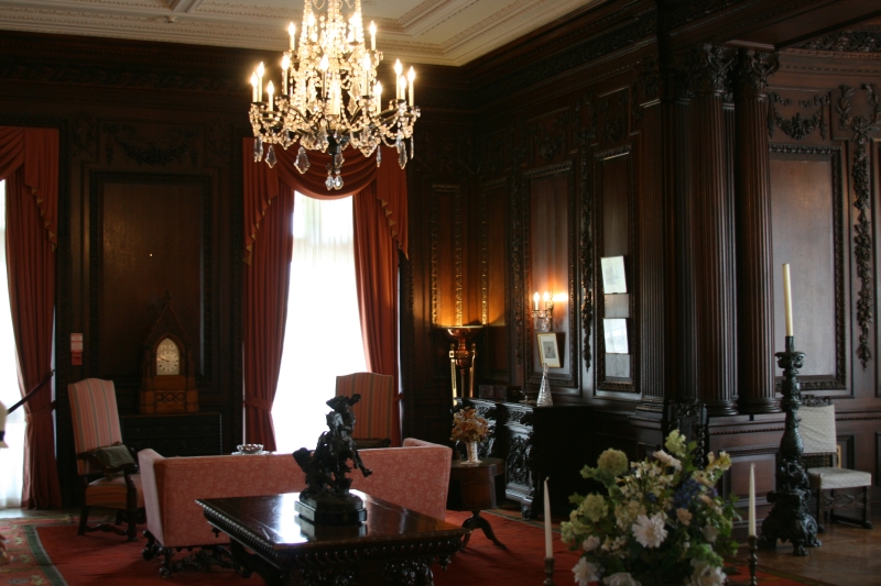 Casa Loma (span. „Haus auf dem Hügel“) ist ein burgartiges Herrenhaus in Toronto, Kanada, das von 1911 bis 1914 von Sir Henry Pellatt für ca. 3,5 Millionen kanadische Dollar als Wohnhaus erbaut wurde.