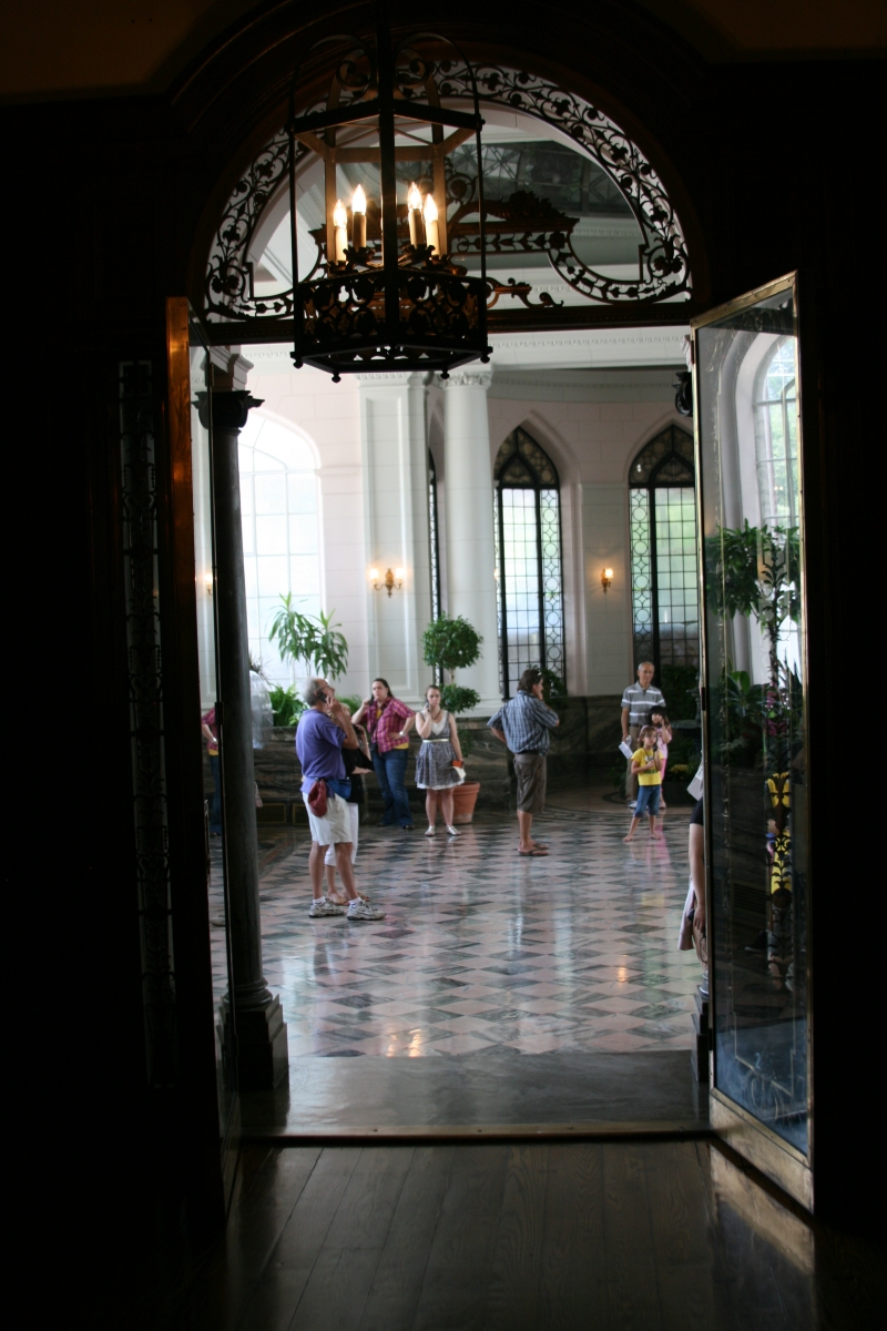 Casa Loma (span. „Haus auf dem Hügel“) ist ein burgartiges Herrenhaus in Toronto, Kanada, das von 1911 bis 1914 von Sir Henry Pellatt für ca. 3,5 Millionen kanadische Dollar als Wohnhaus erbaut wurde.