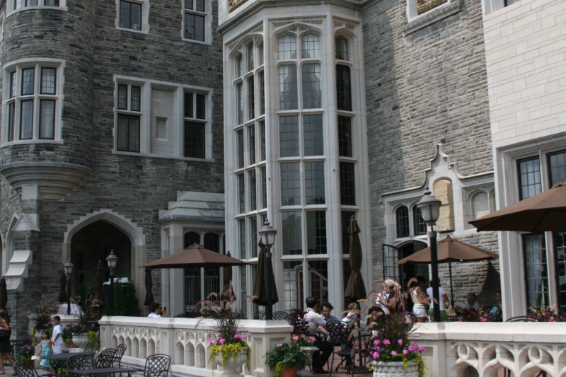 Casa Loma (span. „Haus auf dem Hügel“) ist ein burgartiges Herrenhaus in Toronto, Kanada, das von 1911 bis 1914 von Sir Henry Pellatt für ca. 3,5 Millionen kanadische Dollar als Wohnhaus erbaut wurde.