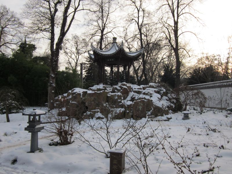 Mit Schnee überdeckter Chinesischer Garten im Bethmannpark Frankfurt