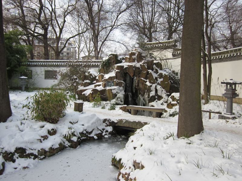 Mit Schnee überdeckter Chinesischer Garten im Bethmannpark Frankfurt