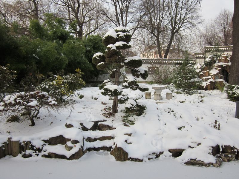 Mit Schnee überdeckter Chinesischer Garten im Bethmannpark Frankfurt