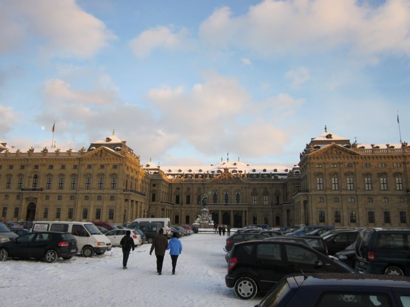 Würzburger Residenz mit Schnee und blauem Himmel
