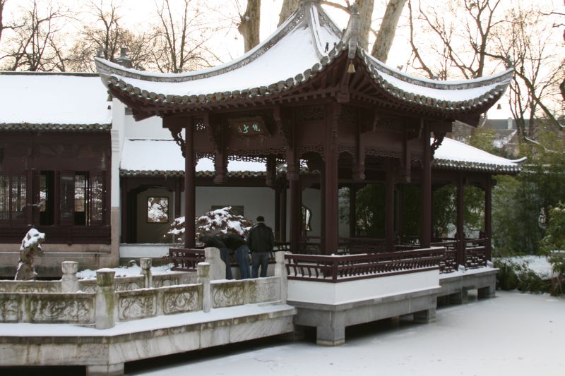 Mit Schnee überdeckter Chinesischer Garten im Bethmannpark Frankfurt