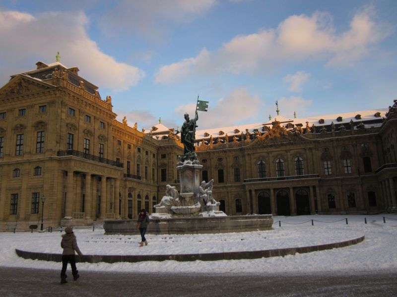 Würzburger Residenz mit Schnee und blauem Himmel