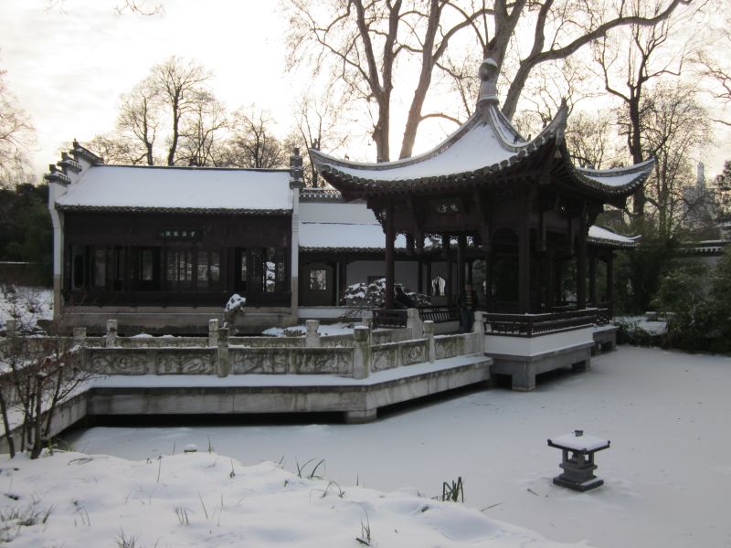 Mit Schnee überdeckter Chinesischer Garten im Bethmannpark Frankfurt