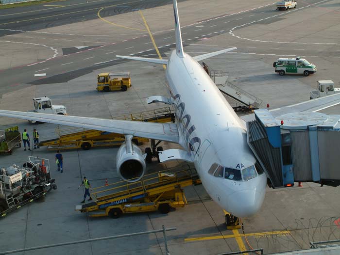 Flugzeug der Fluglinie Adria an einem Gate im Fluggastbereiches B des Frankfurter Flughafens