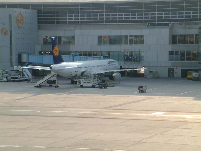 Eine Lufthansa Maschine vor dem Terminal A des Frankfurter Flughafens.
