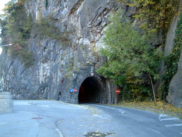 Beginn des alten Tunnels unter dem Ardetzenberg.