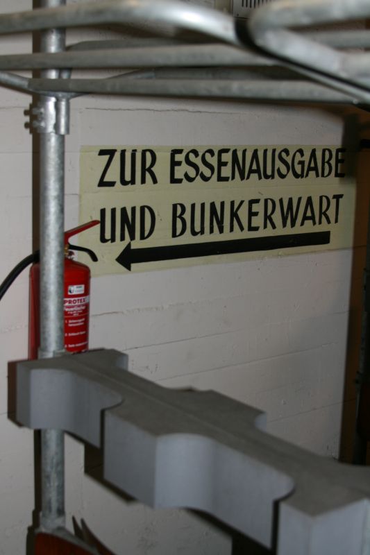 Schild zur Essenausgabe und Bunkerwart