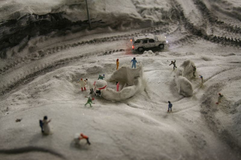 Einwohner des Miniaturwunderlandes im tiefen Schnee