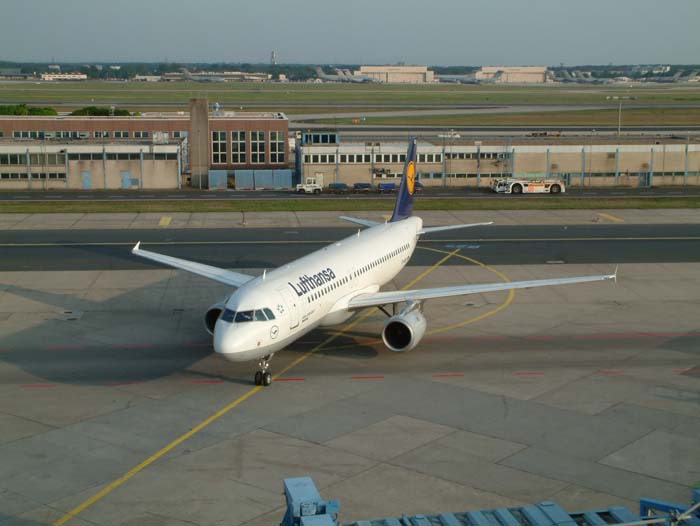 Ein kleiner Lufthansa Airbus A300-200 nähert sich seiner Parkposition an Termin 1 B des Rhein-Main Flughafens