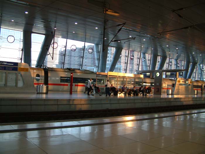 Ein Intercity Express steht im Flughafen Bahnhof