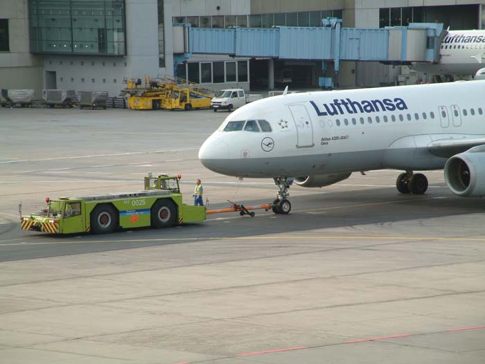 Ein Airbus A300-200 der Lufthansa hinter einer Zugmaschine