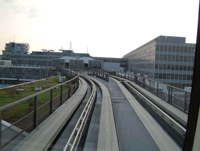 "Skytrain" zwischen den Terminals 1 und 2. Der Zug nähert sich Terminal 1C.
