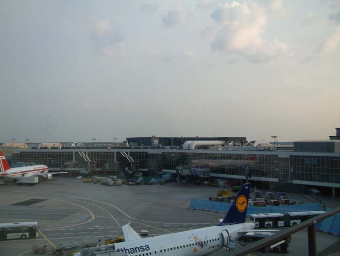 Blick vom Flughafen "Skytrain" zwischen Terminal 1 und 2