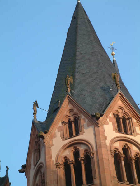 Kleine Engelsfiguren auf dem Turm der Marienkirche Gelnhausen