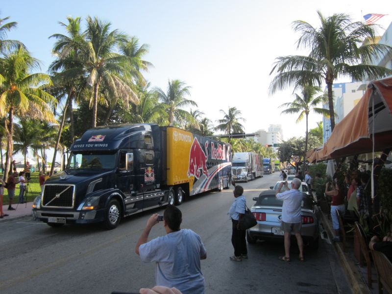 NASCAR trucks auf dem Ocean Drive vor Miami Beach