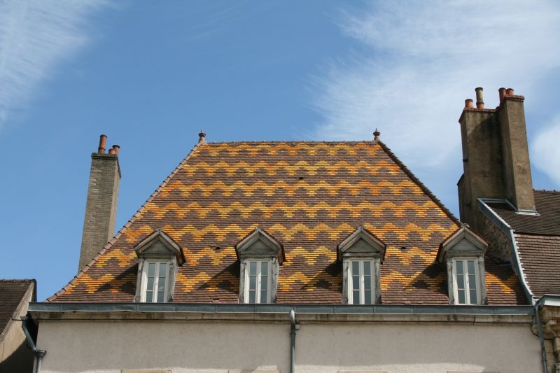 Typische glasierte Dachziegel in Dijon