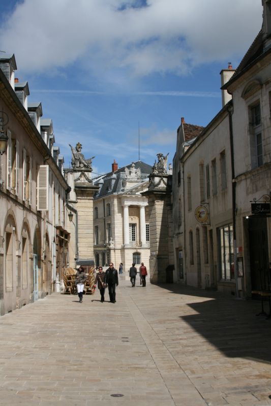 Alley& towards Place de la Libération