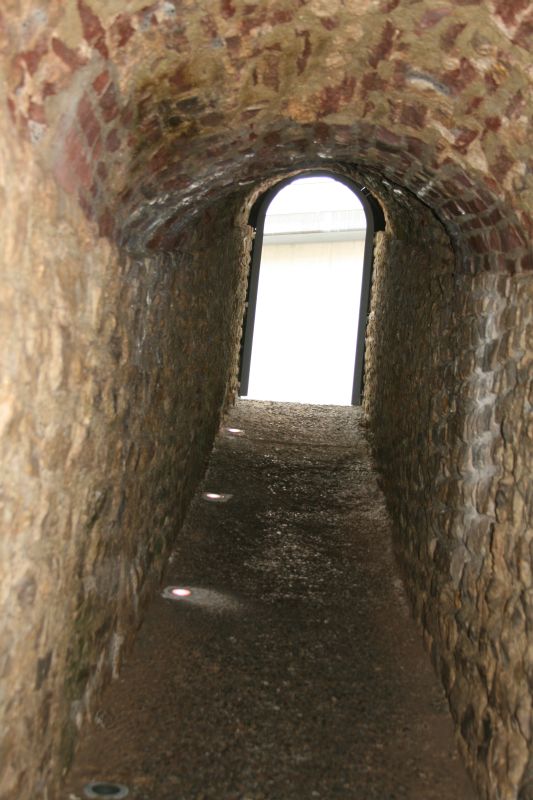 Tunnel zum unterirdischen Brunnen der Badeanlage