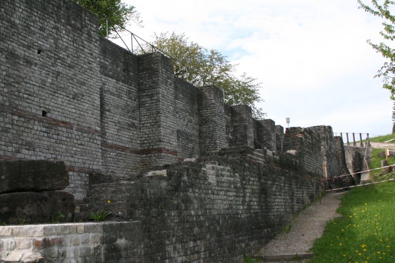 Walls supporting the forum